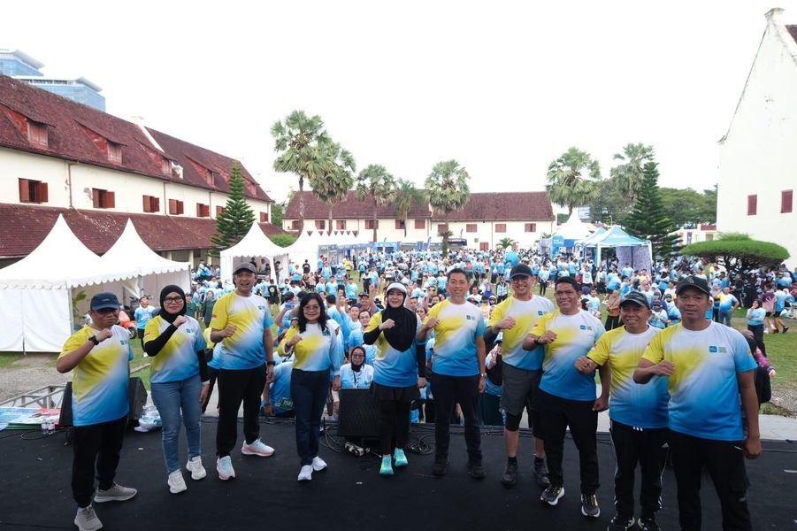 PLN MOBILE RUN -- General Manager PT PLN (Persero) UID Sulselrabar, Edyansyah (lima dari kanan), Wagub Sulsel, Hj Fatmawati Rusdi (lima dari kiri),  Executive Vice President Niaga dan Pemasaran PT PLN (Persero), Fintje Lumembang, segenap Forkopimda Provinsi Sulawesi Selatan dan jajaran manajemen PT PLN (Persero), saat berfoto di tengah kemeriahan PLN Mobile Run 2025 pada Minggu (22/6) di Benteng Rotterdam, Kota Makassar.
