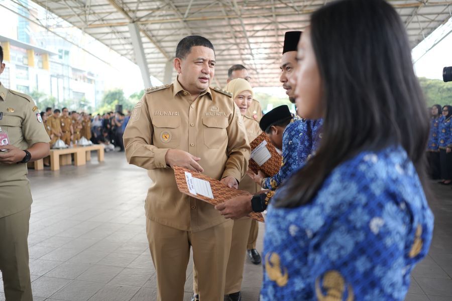ist
SERAHKAN--Wali Kota Makassar, Munafri Arifuddin, bersama Wakil Wali Kota, Aliyah Mustika Ilham, serta Sekretaris Kota Makassar, Andi Zulkifli Nanda menyerahkan SK PPPK ke 1.746 pegawai dirangkaikan dengan pengambilan sumpah jabatan tahun 2025, Senin (23/6). Mereka yang terangkat adalah PPPK formasi tahun 2024. 
