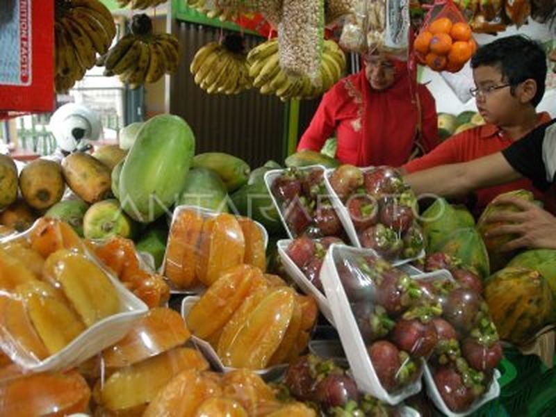 int
TRANSAKSI--Perumda Pasar Makassar Raya mengambil langkah konkret dengan menerapkan transaksi non tunai di pasar-pasar tradisional yang dimulai di Pasar Daya.Tampak aktivitas pedagang di Pasar Daya.
