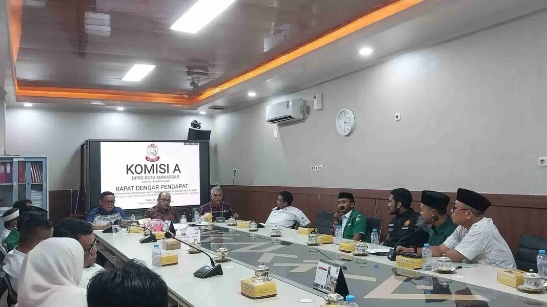 int
RDP--Komisi A DPRD Kota Makassar menggelar RDP untuk membahas sengketa penutupan akses jalan menuju TPQ di Jalan Deppasawi, RT 05/RW 05, Kelurahan Maccini Sombala, Kecamatan Tamalate, Rabu (18/6). 
