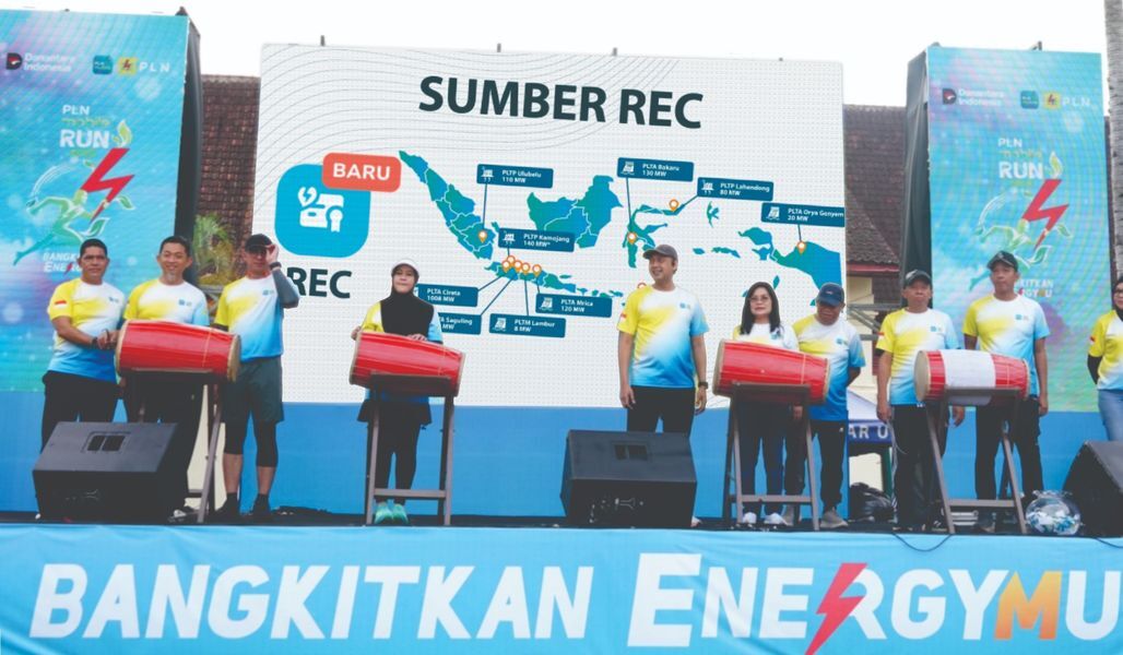 REC -- Wagub Sulsel, Hj Fatmawati Rusdi (tiga dari kiri), Executive Vice President Niaga dan Pemasaran PT PLN (Persero), Fintje Lumembang  (tiga dari kanan), dan GM PLN UID Sulselrabar, Edyansyah (kiri), saat meluncurkan fitur layanan Renewable Energy Certificate (REC).
