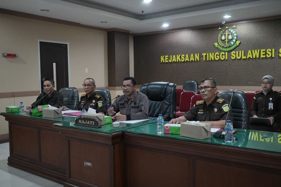 RJ -- Kajati Sulsel, Agus Salim saat memimpin rapat RJ terhadap perkara dari Kejari Jeneponto.
