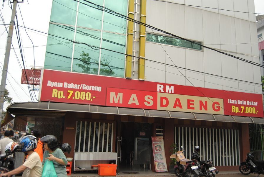 
int
DEADLINE--Pemkot Makassar memberikan deadline atau tenggat waktu selama 30 hari untuk menyelesaikan semua perizinan di RM Mas Daeng pascadisegel.Tampak aktivitas dari depan RM Mas Daeng.
