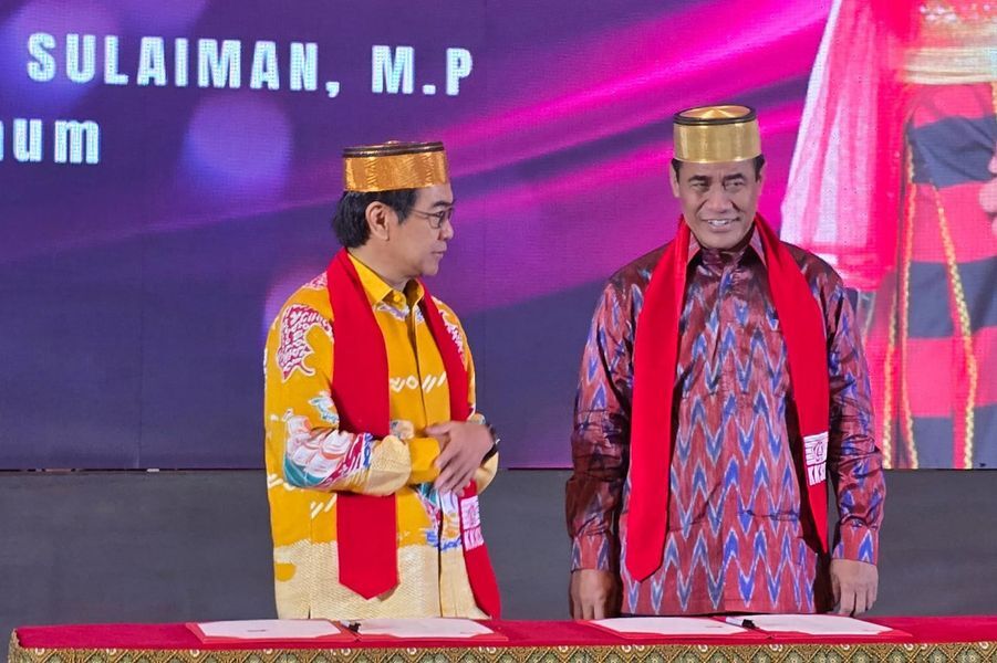 ist
KERJA SAMA--Rektor Unhas, Prof Jamaluddin Jompa dan Ketua Umum Badan Pengurus Pusat (BPP) KKSS Periode 2025-2030, Dr H Andi Amran Sulaiman menjajaki kerja sama pembukaan perguruan tinggi baru di Sulsel.Hal ini tertuang dalam MOU yang ditandatangani keduanya di sela Pelantikan Pengurus BPP KKSS Periode 2025-2030, di JW Luwansa Hotel and Convention, Jakarta, Minggu, (22/6).