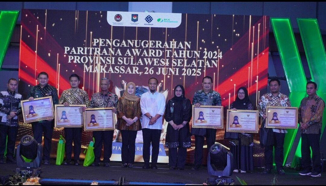 PARITRANA AWARD -- Gubernur Sulsel, Andi Sudirman Sulaiman didampingi Ketua Komisi E DPRD Sulsel, Andi Tenri, serta Kepala Kantor BPJS Ketenagakerjaan Wilayah Sulawesi dan Maluku, Minjte Wattu, di tengah-tengah penerima Paritrana Award Tahun 2024 tingkat Pemkot dan Pemkab Se-Provinsi Sulawesi Selatan.