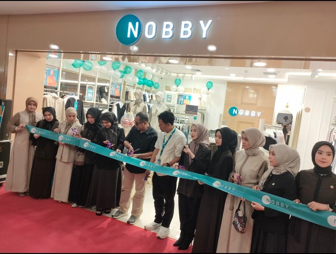 PEMBUKAAN --Suasana pembukaan store Nobby Panakkukang yang dilakukan Store Operation Head Nobby, Ahmad Fauzan bersama GM Mal Panakkukang dan para pelanggan setia Nobby.