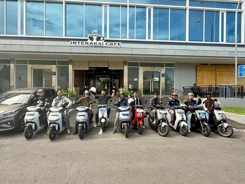 TOURING -- Para konsumen loyak motor listrik Honda sedang melakukan persiapan launching dari halaman kantor Asmo Sulsel menuju 
