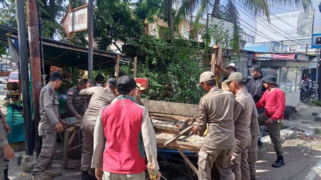 Tim Terpadu Pemkab Sinjai Tertibkan PKL yang Berjualan di Area Terlarang