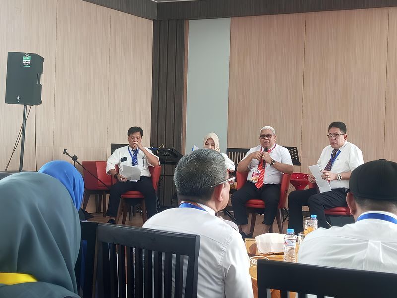 ist
RAPAT--Rektor UNM, Prof Karta Jayadi sedang memimpin rapat persiapan Penerimaan Mahasiswa Baru Jalur Mandiri Tahun 2025 di gedung Menara Phinisi,kemarin.
