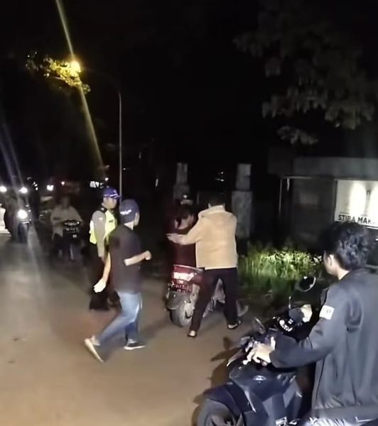 PATROLI -- Personel Polrestabes Makassar saat melaksanakan patroli di wilayah rawan terjadi tindak kejahatan di wilayah hukum Polrestabes Makassar. 
