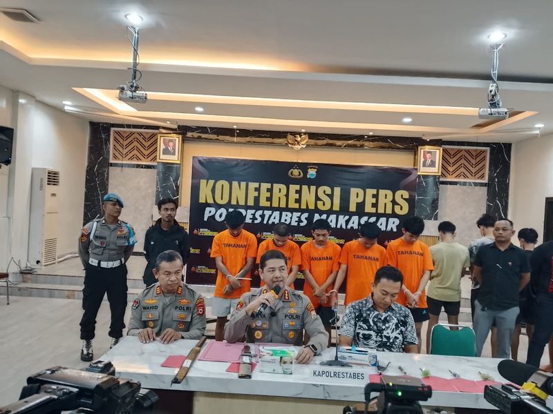 GENG MOTOR -- Kapolrestabes Makassar didampingi Kasat Reskrim dan Kasi Humas Polrestabes Makassar, saat memberikan penjelasan pengungkapan kasus pelaku geng motor di Aula Mappaodang Polrestabes Makassar. 
