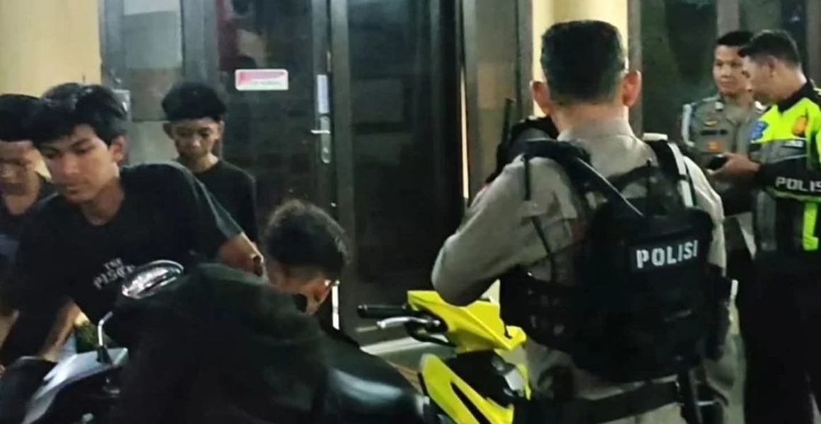 PATROLI -- Personel Polsek Manggala-Polreatabes Makassar yang melaksanakan patroli cipkon mengamankan dua remaja yang membawa Samurai. 
