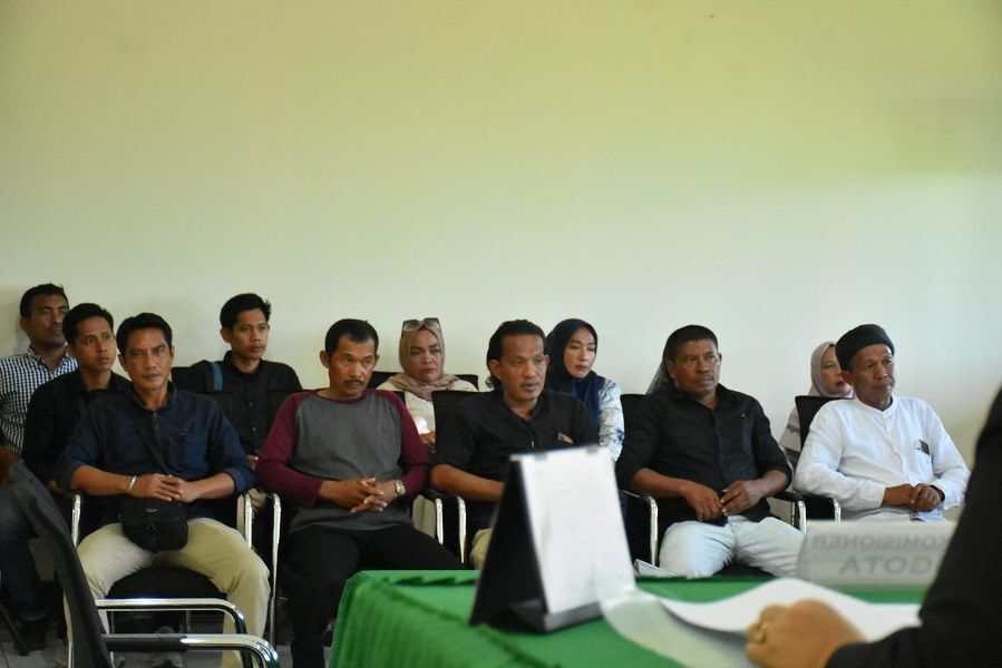 PADATI -- Puluhan warga Desa Lampuara, Kecamatan Ponrang Selatan, Kabupaten Luwu, memadati ruang sidang Komisi Informasi Provinsi Sulsel, Senin (16/6).  
