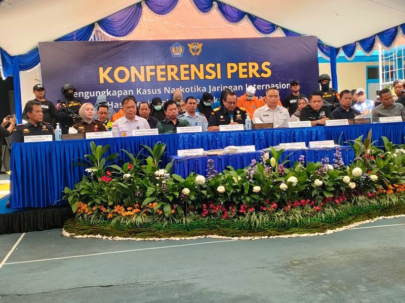 NARKOTIKA -- Kepala Kanwil DJBC Sulawesi Bagian Selatan, Djaka Kusmartata (empat dari kanan) didampingi Kepala Kantor Pengawasan dan Pelayanan Bea dan Cukai Tipe Madya Pabean B Makassar, Ade Irawan (kiri), dan Kabid Pemberantasan dan Intelijen BNN Provinsi Sulsel, Kombes Pol Ardiansyah (tiga dari kanan) serta berbagai pihak terkait lainnya saat menggelar komperensi pers pengungkapan kasus narkotika jaringan internasional hasil penindakan Bea Cukai Makassar, Sabtu (21/6).
