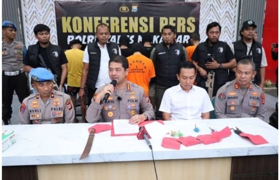 GENG MOTOR -- Kapolrestabes Makassar didampingi Kasat Reskrim dan Kasi Humas Polrestabes, memberikan keterangan pengungkapan kawanan geng motor. 
