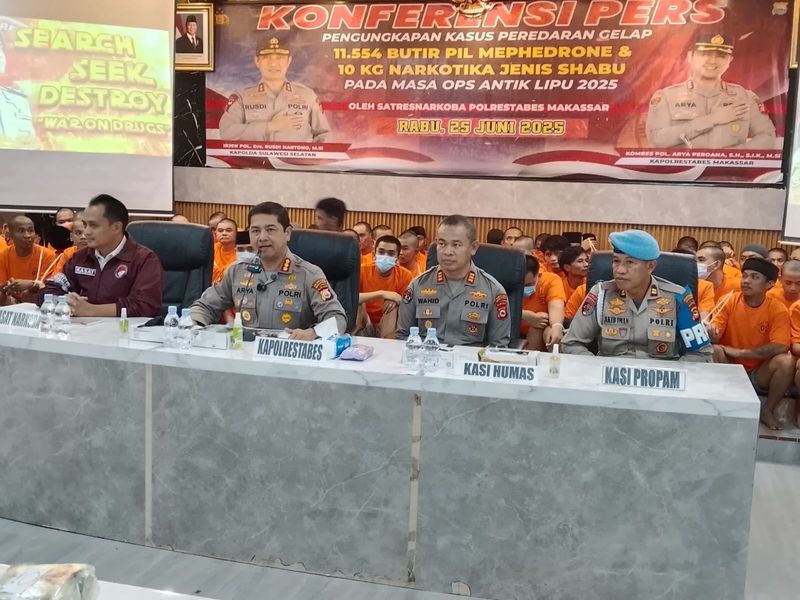 NARKOBA -- Kapolrestabes Makassar bersama Kasat Narkoba dan Kasi Humas memberikan keterangan pengungkapan kasus narkoba.
