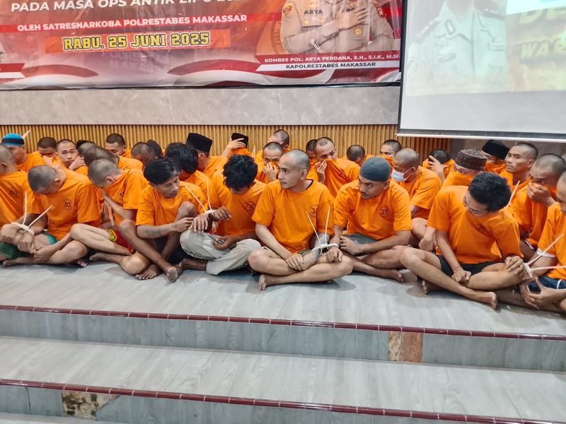 NARKOTIKA -- Sejumlah tersangka narkotika yang diamankan di Mapolrestabes Makassar. 

