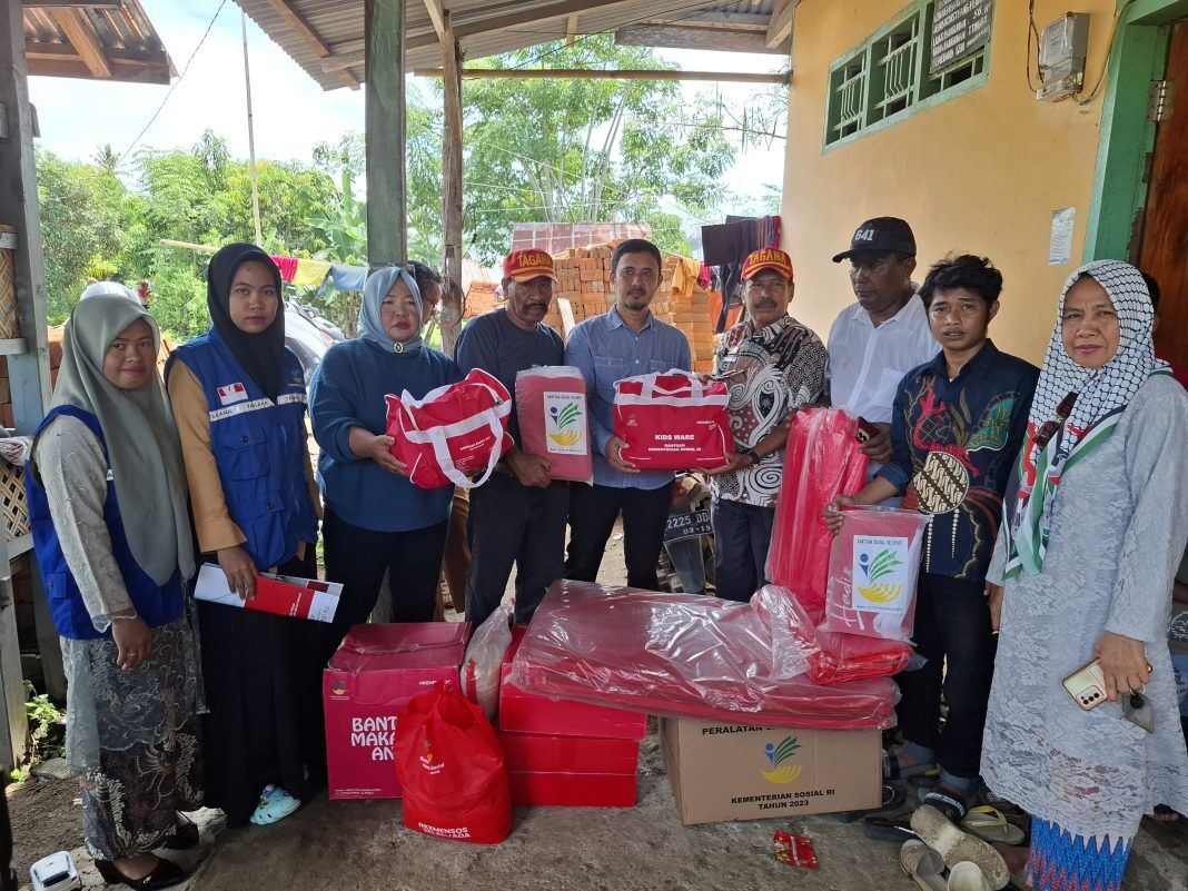 Wujud Kepedulian Pemkab Sinjai, Dinsos Salurkan Bantuan untuk Korban Kebakaran di Sinjai Timur
