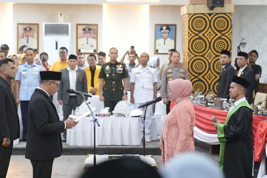 ist
LANTIK--Prof Apiaty K. Amin Syam mengucapkan sumpah sebagai anggota DPRD Pengganti Antar Waktu (PAW) di depan Ketua DPRD Kota Makassar, Supratman,kemarin. Ia resmi menggantikan almarhum Ruslan Mahmud dari Fraksi Golkar, melengkapi formasi wakil rakyat untuk masa jabatan 2024–2029.‎
