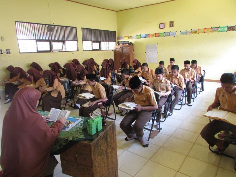 int
HAFAL--Disdik Sulsel mengeluarkan surat edaran bernomor 100.3.4/3300/DISDIK tentang hapalan Al-Quran bagi guru, Tendik atau tenaga pendidik dan siswa yang beragama Islam pada sekolah jenjang SMA/SMK/SLB se-Sulsel.Tampak guru bersama siswanya mengaji dan menghafal Al Quran.
