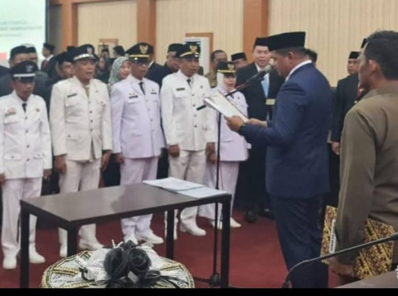 LANTIK -- Bupati Bantaeng, M. Fathul Fauzi Nurdin melantik 64 pejabat lingkup Pemkab Bantaeng, di ruang pola Kantor Bupati Bantaeng, Senin (2/6) malam.
