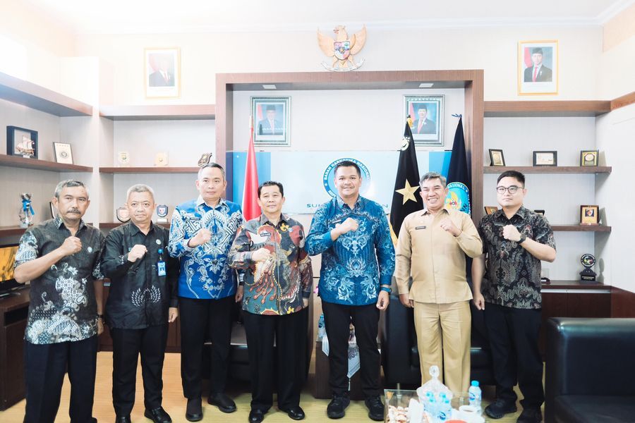 BEBAS NARKOBA -- Bupati Bantaeng, M Fathul Fauzi Nurdin foot bersama usai menemui Kepala BNN Sulsel Brigjen Pol Budi Sajidin di Makassar, Selasa (17/6). Fathul berupaya membebaskan daerahnya bebas narkoba. 
