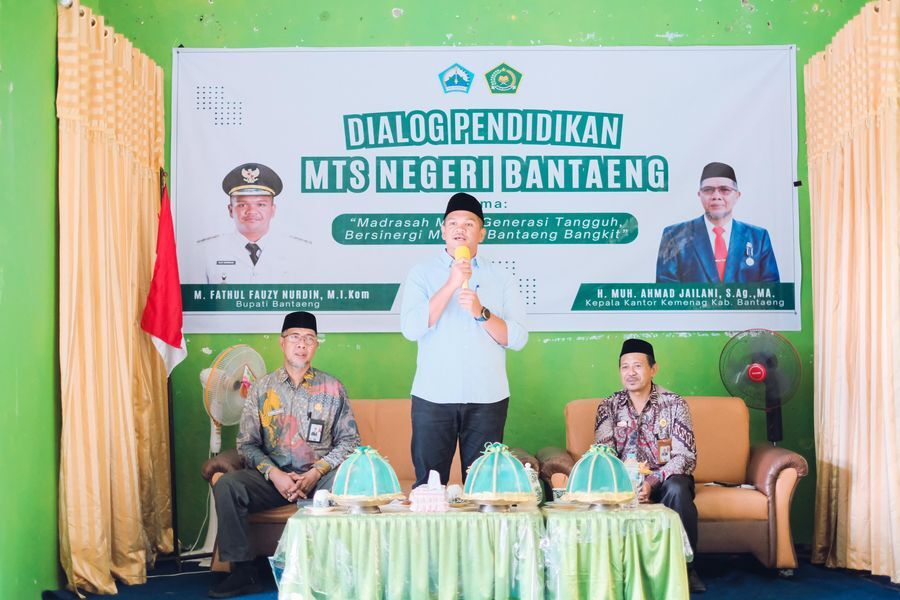 DIALOG -- Bupati Bantaeng M Fathul Fauzi Nurdin saat menghadiri Dialog Pendidikan Masdrasah Tsanawiyah (MTs) Negeri Bantaeng, Jalan Parela Dampang, Bantaeng, Sabtu, (14/6).
