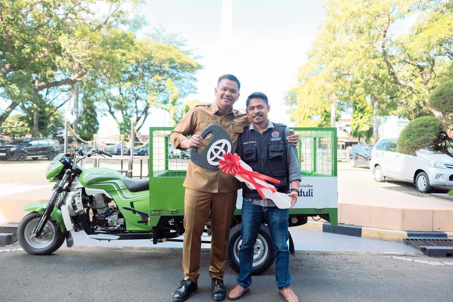 SERAHKAN ARMADA -- Bupati Bantaeng, M Fathul Fauzy foto besamausai menyerahkan truk sampah tiga roda kepada Kepala Pasar Banyorang, Kelurahan Banyorang, Kecamatan Tompobulu, Andi Akmal Dg Pagolla, Selasa (10/6). 
