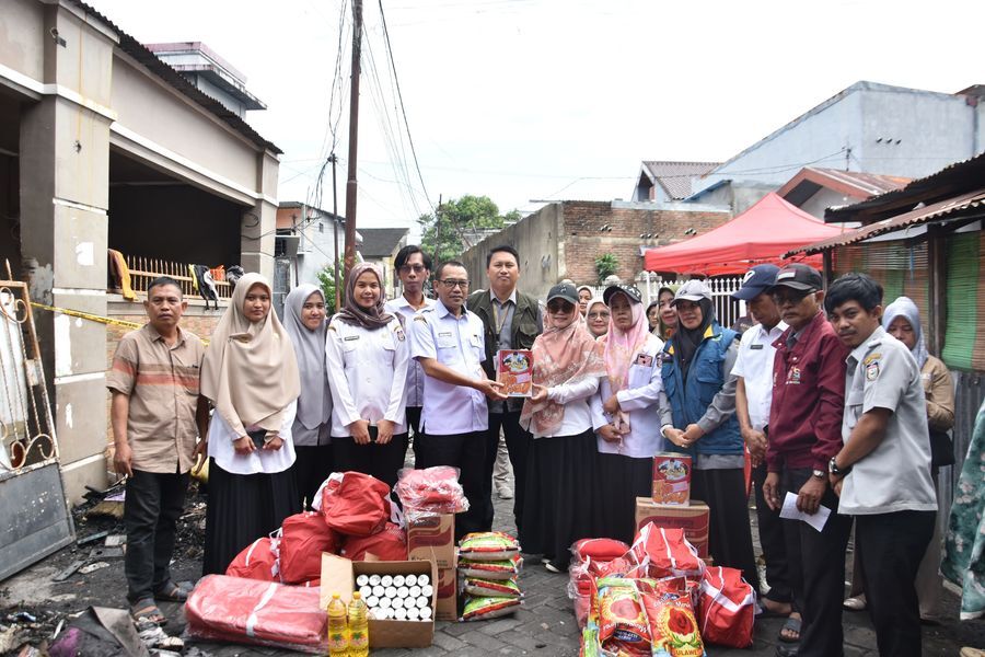 ist
SALURKAN--Dinsos Kota Makassar melalui Bidang Penanganan Bencana menyalurkan bantuan kepada warga terdampak kebakaran di Jalan Korban 40.000 Jiwa, Kelurahan Wala-Walayya, Kecamatan Tallo, Rabu (18/6).

