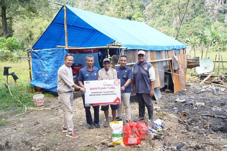 BANTUAN -- Tim TJSL PT Semen Tonasa kepada warga Dusun Leang Lonrong yang menjadi korban kebakaran beberapa hari lalu.
