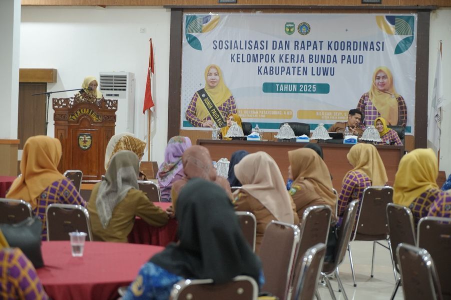 RAKOR -- Dinas Pendidikan Bidang PAUD Pemkab Luwu menggelar sosialisasi dan Rakor Kelompok Kerja Bunda PAUD di Aula Rumah Jabatan Bupati Luwu, Selasa (17/6). 
