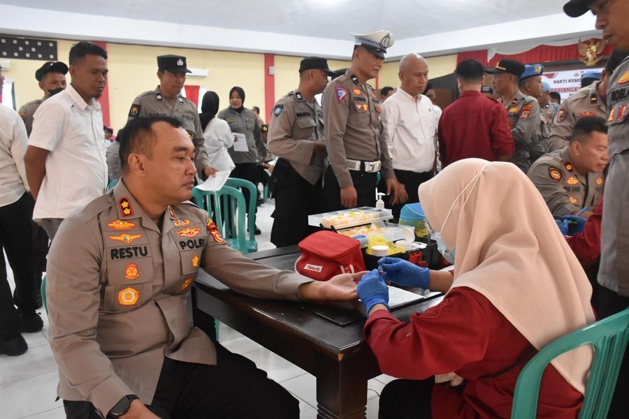 DONOR DARAH -- Kapolres Bulukumba AKBP Restu Wijayanto jadi pendonor darah pertama di Aula Parama Satwika Mapolres Bulukumba, Senin (16/6).

