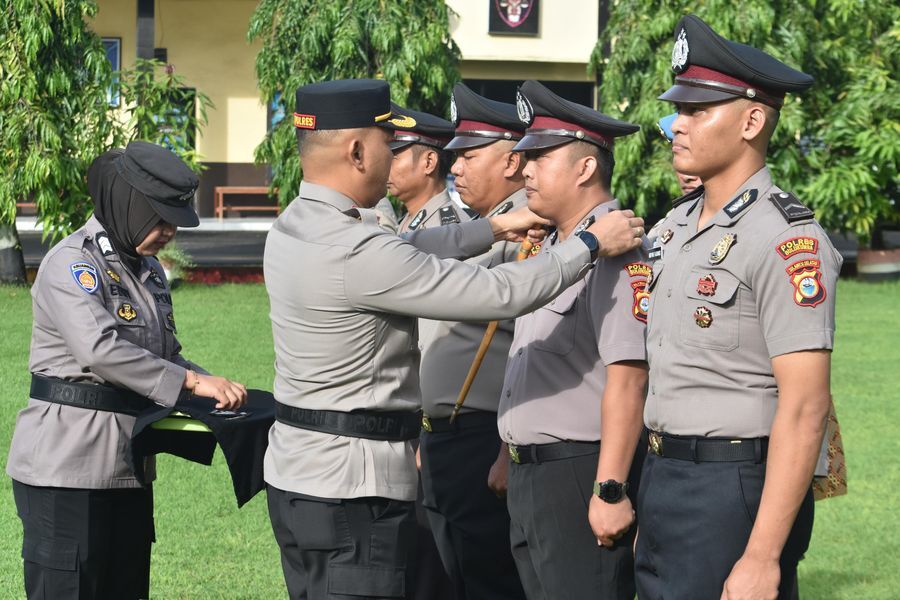 NAIK PANGKAT -- Upacara Korp Raport Kenaikan Pangkat bagi 37 personel Polres Bulukumba di halaman Mapolres Bulukumba, Senin (30/6).
