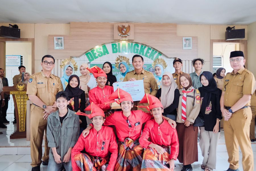 BANTUAN -- Bupati Bantaeng, M Fathul Fauzy Nurdin foto bersama usai menyerahkan bantuan dari Kemeneterian Sosial berupa uang tunai kepada Sanggar Seni Biangkeke di Kantor Desa Biangkeke, Kecamatan Pa'jukukang, Bantaeng baru-baru ini. 
