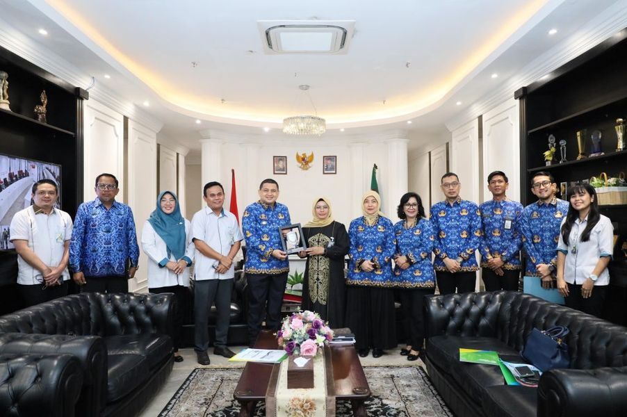 ist
TERIMA--Wali Kota Makassar, Munafri Arifuddin menerima kunjungan silaturahmi  Kepala BPJS Ketenagakerjaan Kantor Wilayah Sulawesi Maluku Mintje Wattu, bersama jajarannya, di Balai Kota Makassar, belum lama ini. Pemkot menargetkan 45 ribu tambahan peserta baru dalam program Jaminan Sosial Ketenagakerjaan (Jamsostek) tahun 2025.
