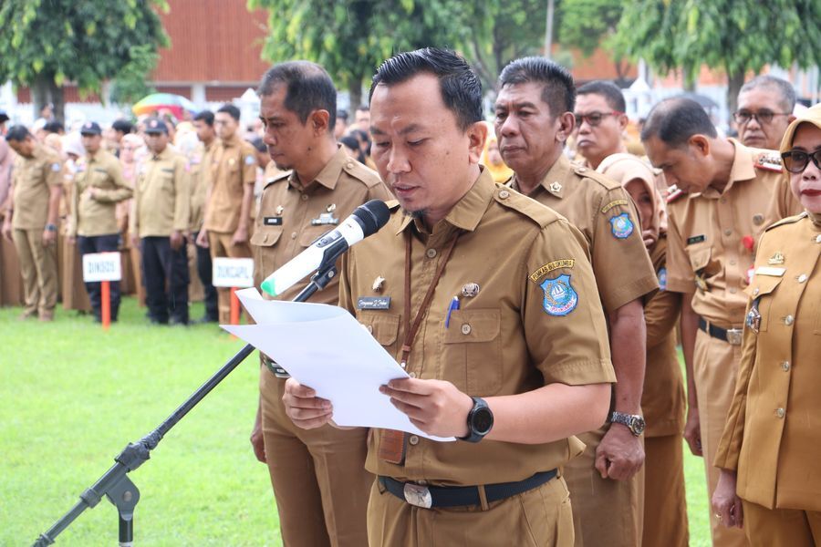SIAP MUNDUR -- Para Kepala OPD menyatakan siap mundur jika gagal mencapai target di OPD yang dipimpinnya usai menandatangani surat pernyataan disela-sela apel gabungan di Halaman Kantor Bupati Bulukumba, Senin (23/6).
