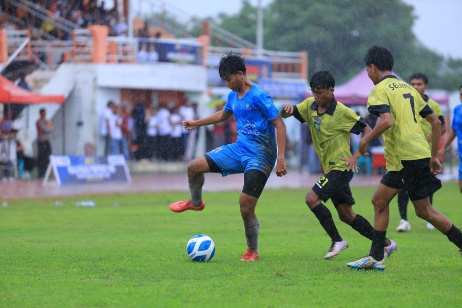 MENANG TELAK -- Laga pembuka grup D Cabor Sepakbola Kualifikasi Porprov Sulsel XVIII Tahun 2025 di Stadion Mini Bulukumba, Sabtu (28/6). Tuan rumah menang telak 4-1 atas Kepulauan Selayar. 