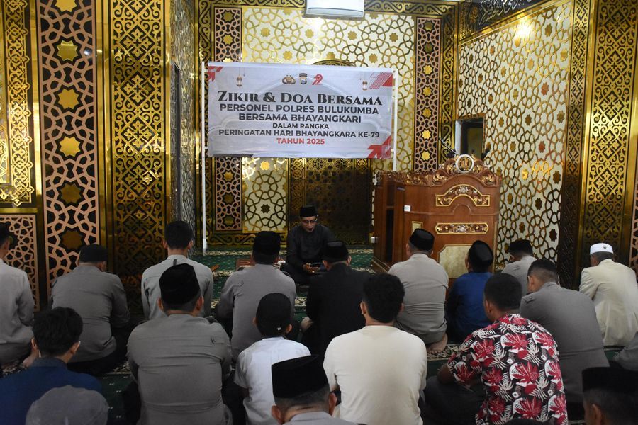 DZIKIR DAN DOA -- Polres Bulukumba menggelar beragam kegiatan menyambut Hari Bhayangkara ke-79 tahun yang jatuh pada 1 Juli 2025 mendatang. Momentum ini, dibarengi dengan zikir dan doa bersama di Masjid Namirah Polres Bulukumba, Jumat (20/6). 
