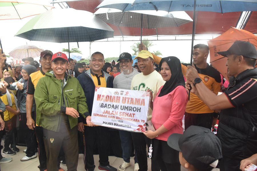 JALAN SEHAT -- Ribuan peserta Jalan Sehat Bhayangkara diguyur hujan. Jalan sehat digelar Polres Bulukumba di Kawasan Pantai Merpati Bulukumba, Minggu (29/6).
