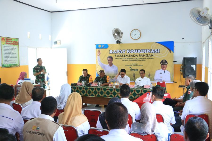 SWASEMBADA -- Koordinator Optimalisasi Lahan dan CSR Pusat Wilayah Pulau Sulawesi, Brigjen TNI Wawan Erawan berbicara swasembada pangan di Kabupaten Bulukumba pada Rakor Swasembada Pangan di Aula Balai Penyuluhan Pertanian Ujung Bulu, Bulukumba, Rabu (11/6).
