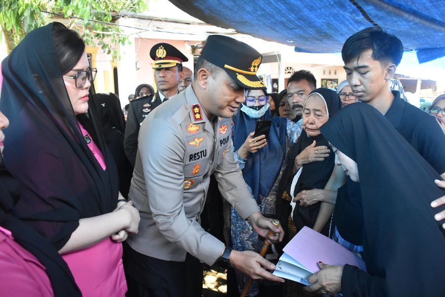PEMAKAMAN -- Kapolres Bulukumba AKBP Restu Wijayanto mengikuti prosesi pemakaman dinas Aiptu Darsimin di Dusun Tujuan, Desa Mattirowalie, Kecamatan Kindang, Bulukumba, Kamis (19/6). 
