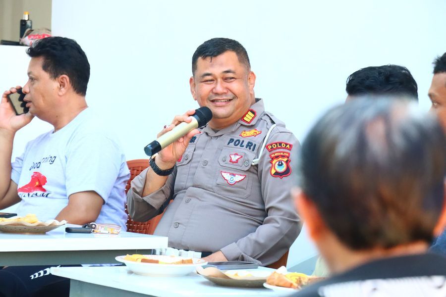 SIAP DIKRITIK -- Kasat Lalu Lintas Polres Bulukumba, AKP HM Nawir bersilaturahmi dengan puluhan awak media di Warkop Mace, Kota Bulukumba, Senin (16/6). 
