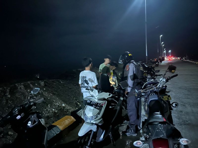 PATROLI -- Personel Patmor Sat Samapta Polres Bulukumba saat melakukan penggeledahan kepada sejumlah remaja di Kawasan Kolam Labuh Bulukumba guna memastikan keamanan dan ketertiban masyarakat, Senin (9/6). 