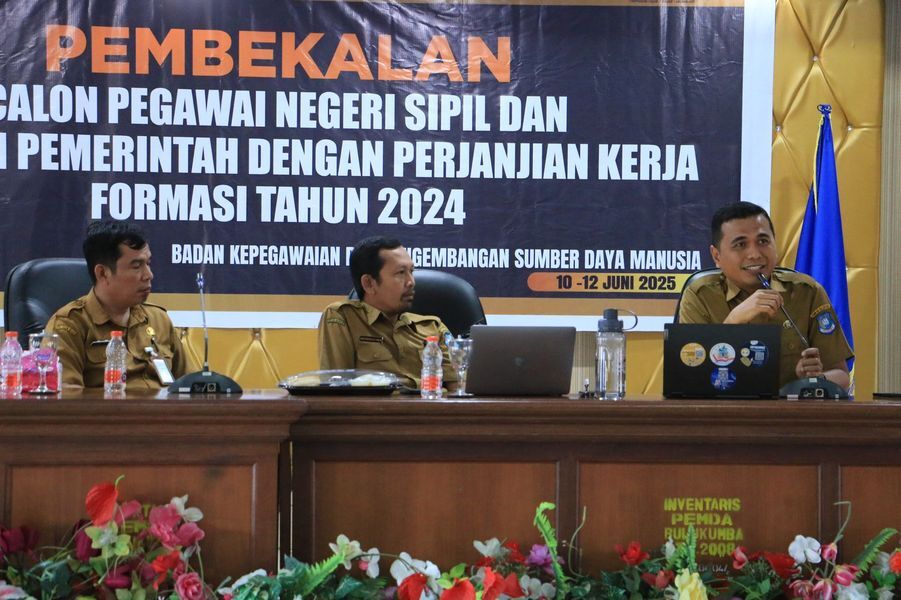 MATERI -- Sebanyak 100 orang CPNS dan 66 PPPK mengikuti orientasi pembekalan di Ruang Pola Kantor Bupati Bulukumba. Tampak Kabid Humas Diskominfo Bulukumba Andi Ayatullah Ahmad saat memaparkan materinya, Selasa (10/6). 