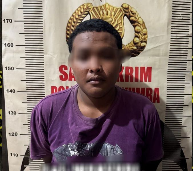 DITANGKAP -- Tim Resmob Polres Bulukumba bersama Unit Kamneg Sat Intelkam Polres Bulukumba membekuk tiga orang terduga pelaku pencurian. Dari ketiganya, dua di antaranya merupakan anak di bawah umur. Polisi juga menyita sejumlah barang bukti.