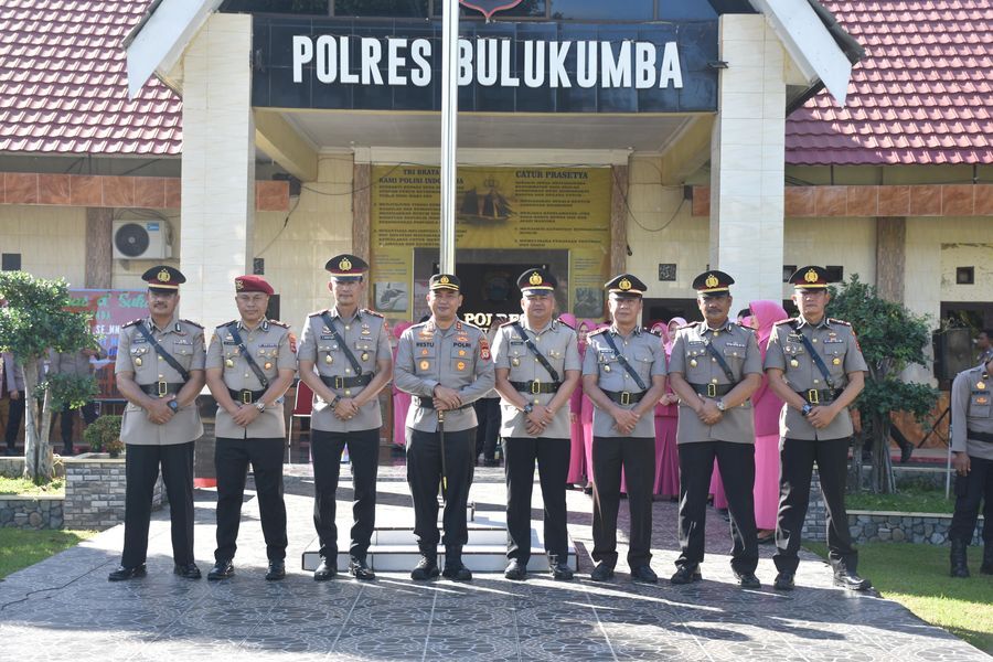 SERTIJAB -- Kapolres Bulukumba AKBP Restu Wijayanto foto bersama usai memimpin Sertijab oleh sejumlah pejabat baru usai upacara Sertijab di Lapangan Mapolres Bulukumba, Senin (11/6).
