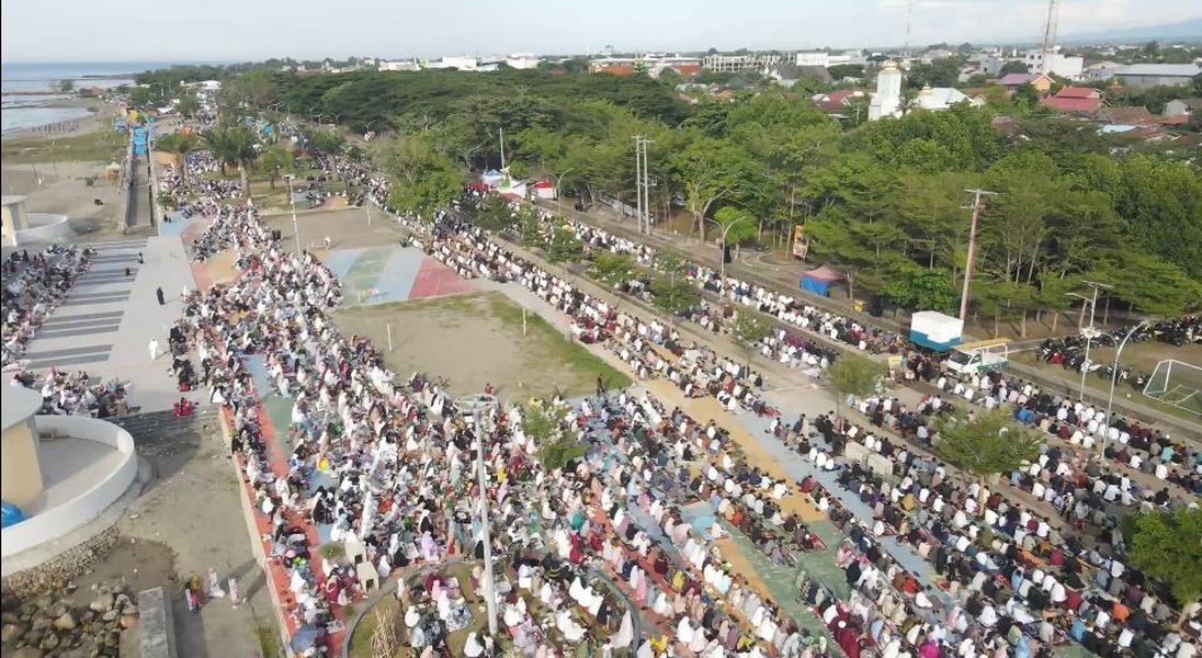 IDUL ADHA -- Suasana Pelaksanaan Salat Idul Fitri 1446 H di Kawasan Pantai Merpati Bulukumba beberapa bulan  lalu. Pada lebaran kali ini pelaksanaan Shalat Idul Adha kembali dilaksanakan ditempat yang sama.
