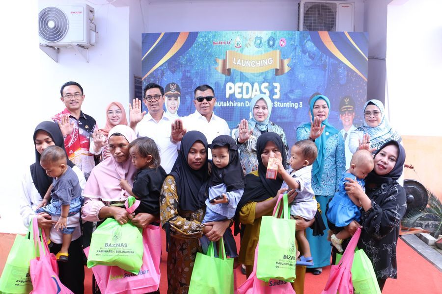 LAUNCHING -- Wagub Sulsel Hj Fatmawati Rusdi melaunching program Genting dan serta Pedas Periode 3 tingkat Kabupaten Bulukumba di Kantor Lurah Ela-ela, Kecamatan Ujung Bulu, Rabu (18/6).

