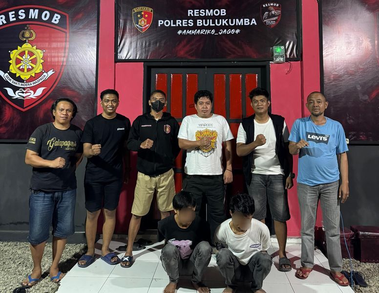 TANGKAP -- Tim gabungan dari Unit Resmob Satreskrim Polres Bulukumba bersama Personel Kamneg Sat Intelkam berhasil membekuk dua terduga pelaku tindak pidana pencurian dengan kekerasan (Curas), pada Selasa (17/6), sore
