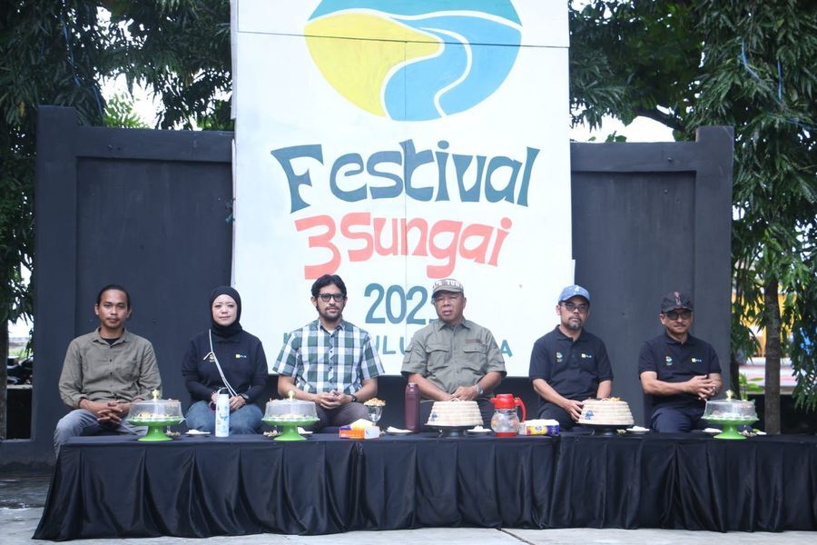 FESTIVAL -- Manajer PLN UP3 Bulukumba Agus Priyanto (duduk kedua dari kanan) menghadiri pembukaan Festival Tiga Sungai di Teater Arena Hutan Kota, Sabtu (28/6).
